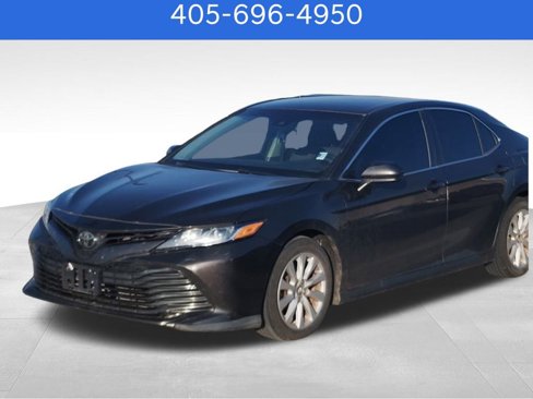 Used 2018 Toyota Camry LE image 1