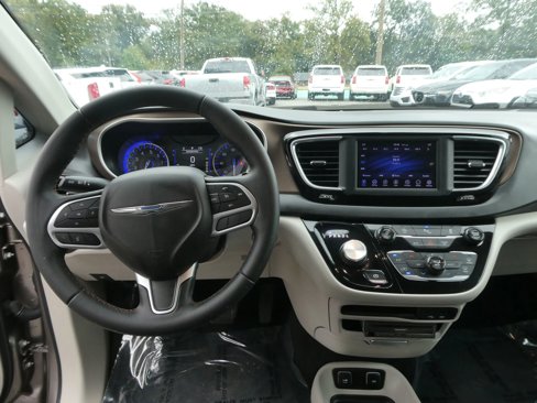 Used 2018 Chrysler Pacifica Touring-L image 13