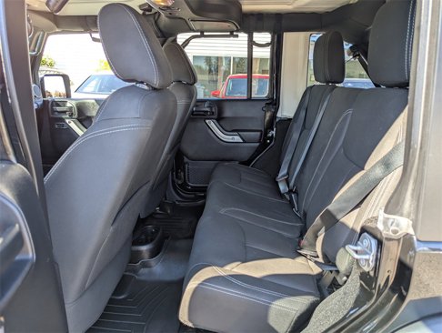 Used 2015 Jeep Wrangler Unlimited Rubicon w/ Connectivity Group image 24