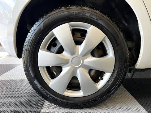 Used 2011 Toyota Yaris 4-Door Hatchback image 26