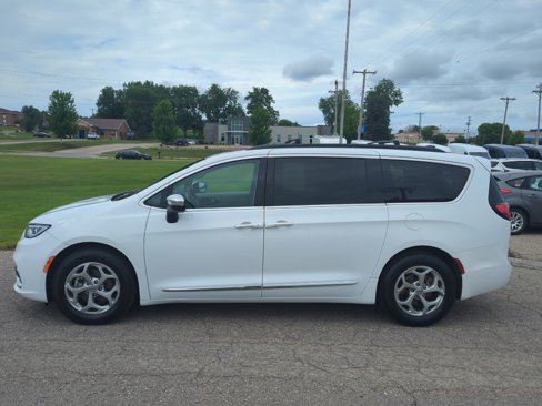 Used 2023 Chrysler Pacifica Limited image 4