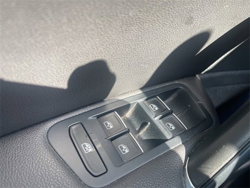 Used 2016 Volkswagen Golf 4-Door image 3