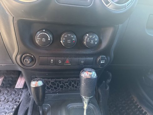 Used 2015 Jeep Wrangler Unlimited Sahara w/ Connectivity Group image 17