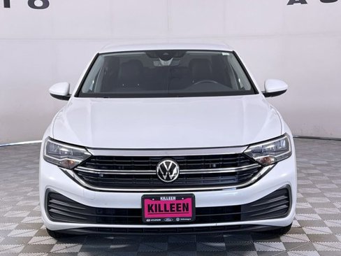 Used 2023 Volkswagen Jetta SE image 2