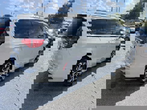 Used 2017 Chrysler Pacifica Limited image 7