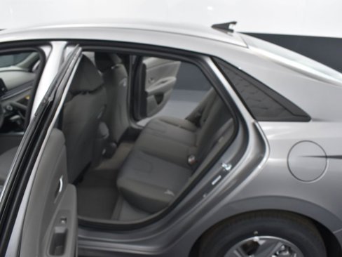 Used 2025 Hyundai Elantra SE image 11