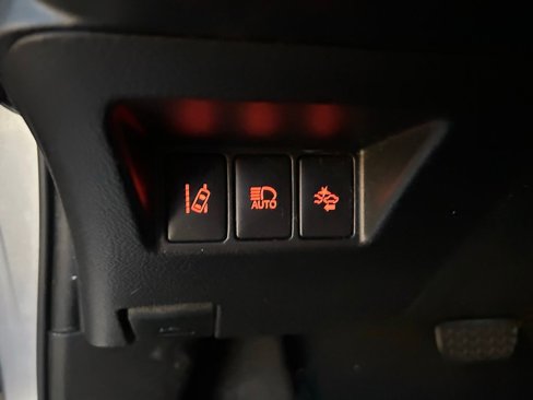 Used 2018 Toyota Yaris L image 17