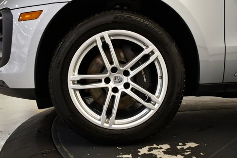 Certified 2023 Porsche Macan image 16