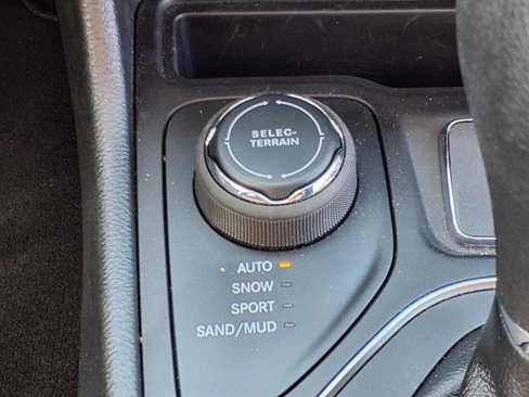 Used 2021 Jeep Cherokee Latitude image 9
