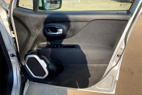 Used 2019 Jeep Renegade Latitude image 24