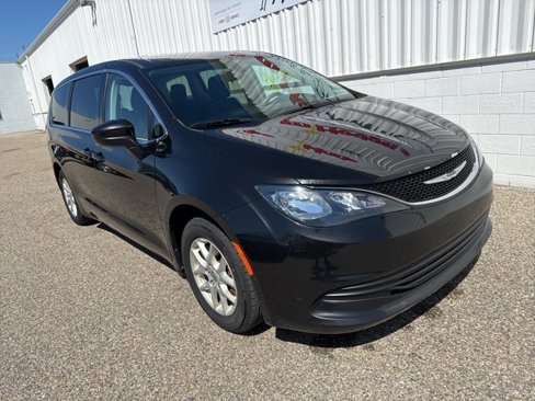 Used 2017 Chrysler Pacifica Touring image 2