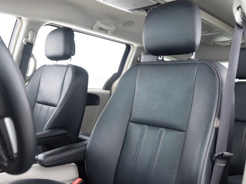 Used 2016 Chrysler Town & Country Touring image 22
