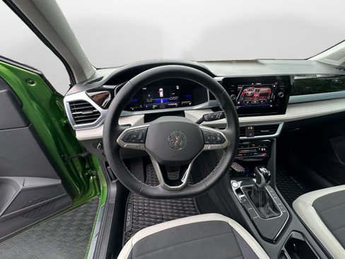 Used 2025 Volkswagen Taos SE image 12
