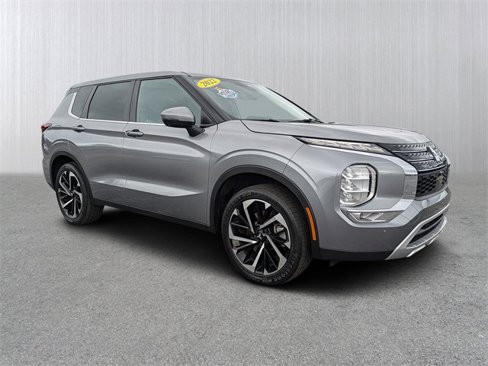 Used 2022 Mitsubishi Outlander SE image 1