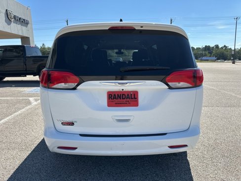 Used 2021 Chrysler Voyager Lxi image 6