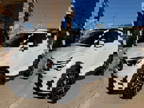 Used 2023 Volvo XC40 B5 Plus image 4