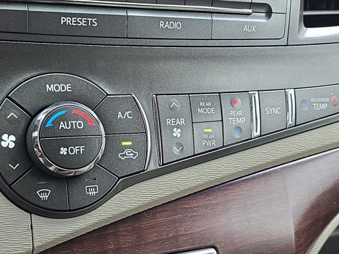 Used 2014 Toyota Sienna XLE image 24