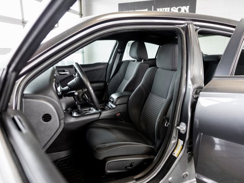 Used 2019 Dodge Charger SXT w/ Blacktop Package image 9