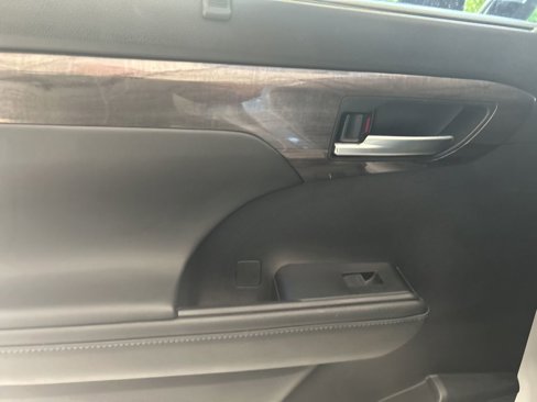 Used 2022 Toyota Highlander Limited image 16