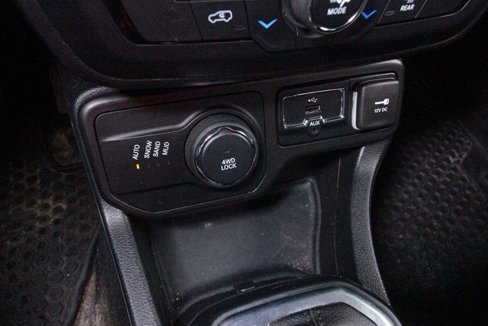 Used 2018 Jeep Renegade Latitude w/ Cold Weather Group image 19