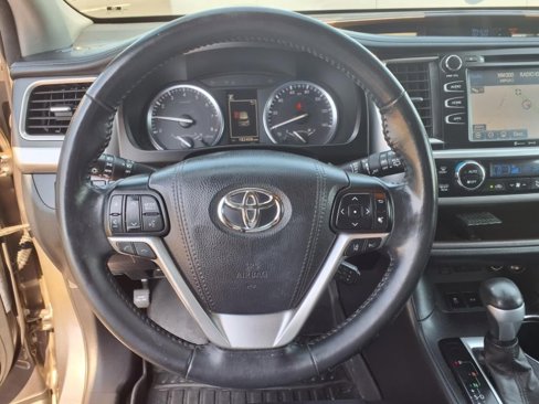 Used 2017 Toyota Highlander XLE image 22