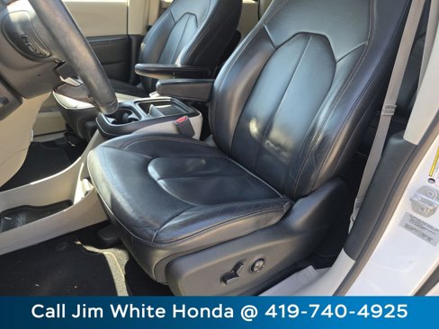 Used 2017 Chrysler Pacifica Touring-L w/ Tire & Wheel Group image 23