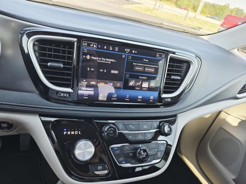 Used 2024 Chrysler Pacifica Touring-L image 29