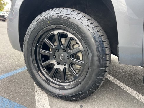 Used 2018 Chevrolet Tahoe LT w/ Luxury Package image 11