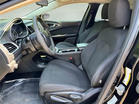 Used 2016 Chrysler 200 Limited image 4