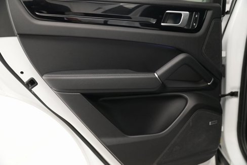Used 2022 Porsche Cayenne w/ Premium Package image 37