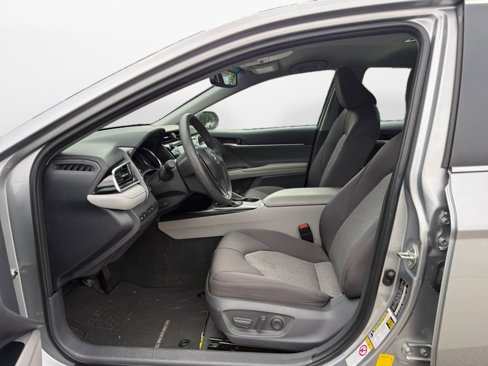 Used 2018 Toyota Camry LE image 11