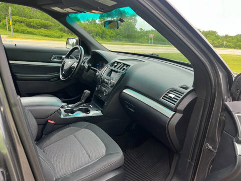 Used 2017 Ford Explorer XLT image 28