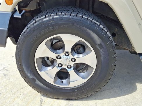 Used 2017 Jeep Wrangler Sahara w/ Connectivity Group image 28