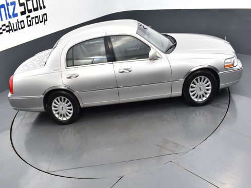 Used 2005 Lincoln Town Car Signature image 23