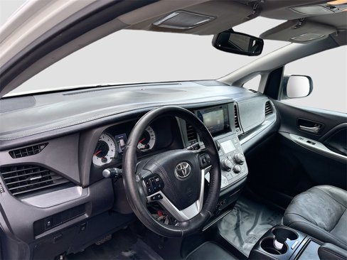 Used 2017 Toyota Sienna SE image 9