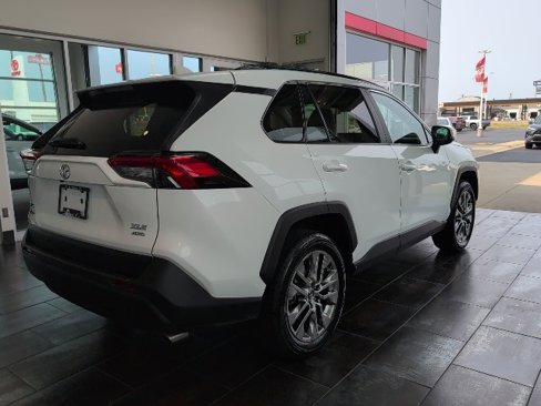 Used 2020 Toyota RAV4 XLE Premium image 8