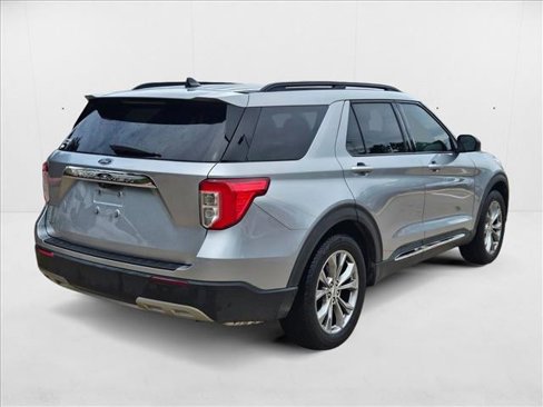 Used 2021 Ford Explorer XLT w/ Equipment Group 202A image 5