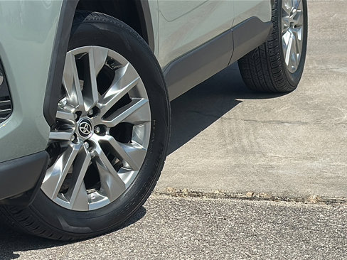 Used 2020 Toyota RAV4 XLE Premium image 3