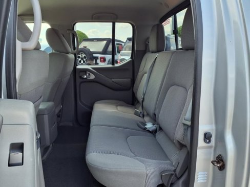 Used 2015 Nissan Frontier SV image 20