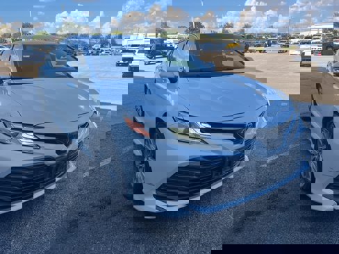 Used 2019 Toyota Camry XLE image 3