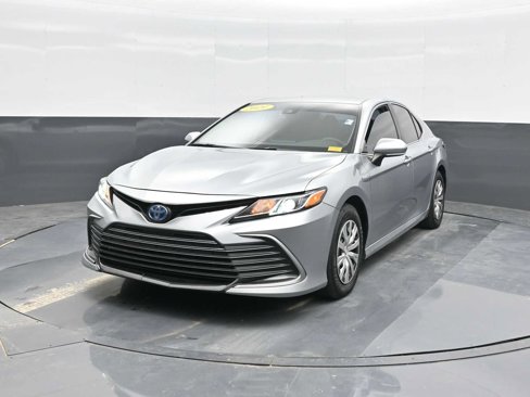 Used 2021 Toyota Camry LE image 4