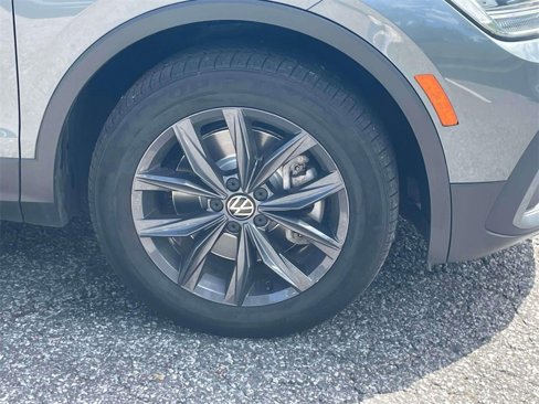 Used 2022 Volkswagen Tiguan SE w/ Panoramic Sunroof Package image 9