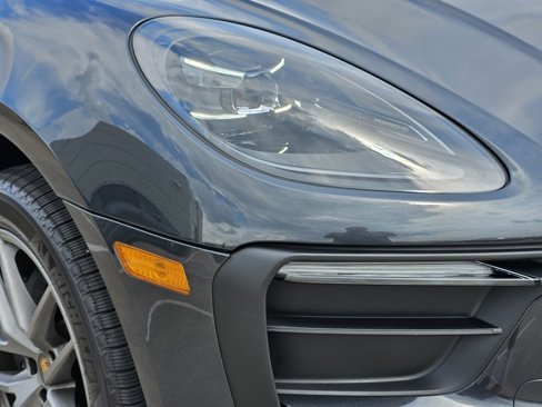 Certified 2025 Porsche Macan image 12