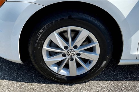Used 2017 Volkswagen Golf S image 31