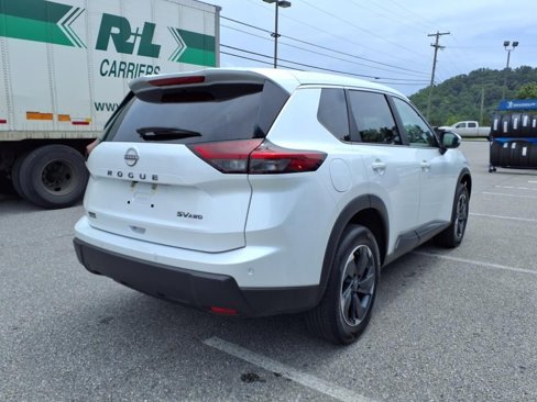 Used 2024 Nissan Rogue SV image 4