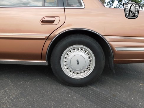 Used 1992 Lincoln Continental Executive image 6