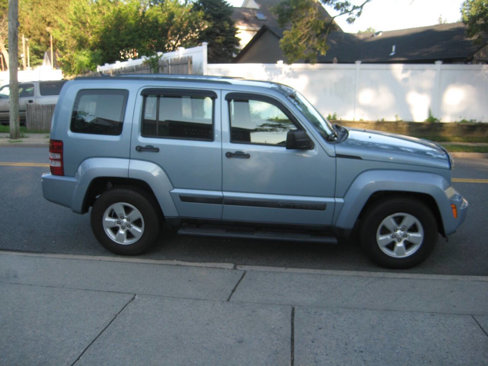 Used 2012 Jeep Liberty Sport image 4