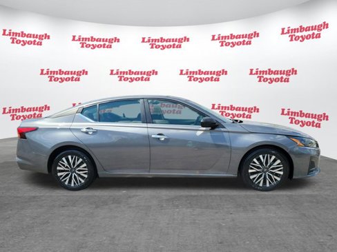 Used 2024 Nissan Altima 2.5 SV image 2