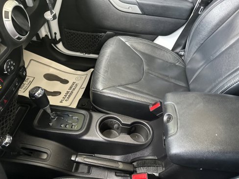 Used 2016 Jeep Wrangler Unlimited Sahara w/ Connectivity Group image 17