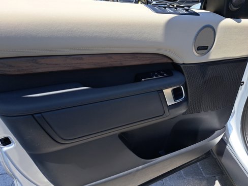 Used 2020 Land Rover Discovery HSE image 18